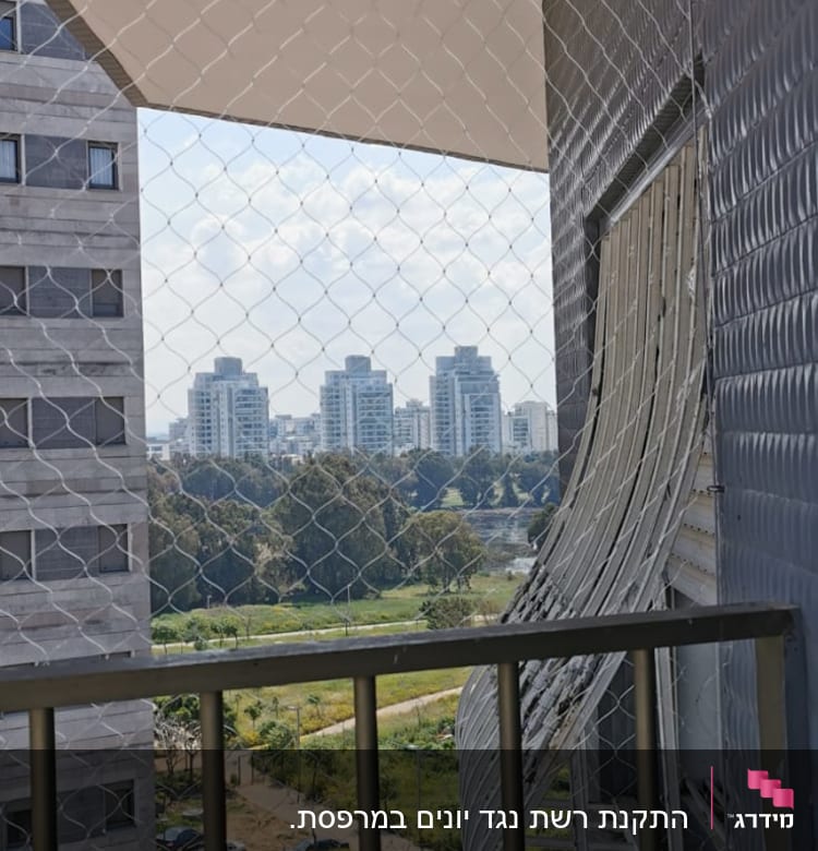 רשת הגנה מותקנת על מרפסת למניעת כניסת יונים